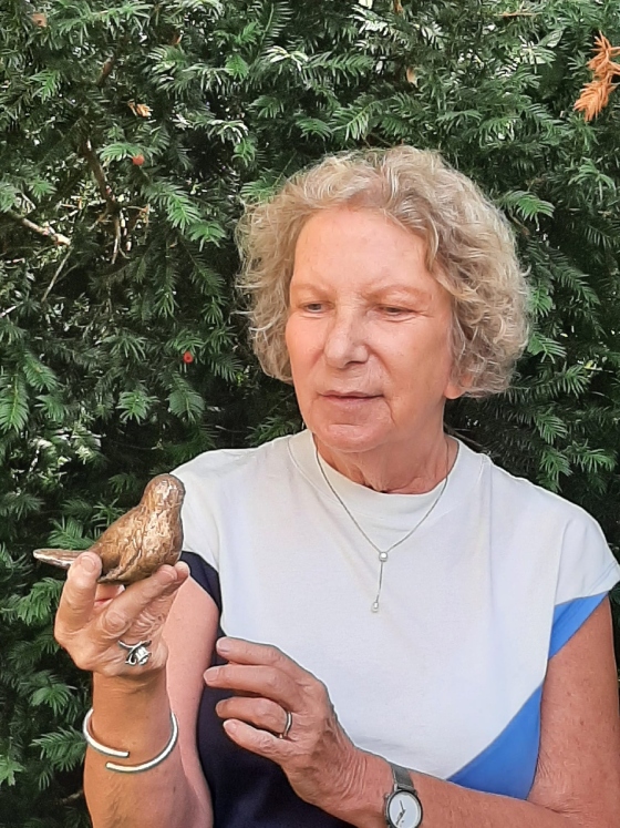 gonny de winter met bronzen vogel