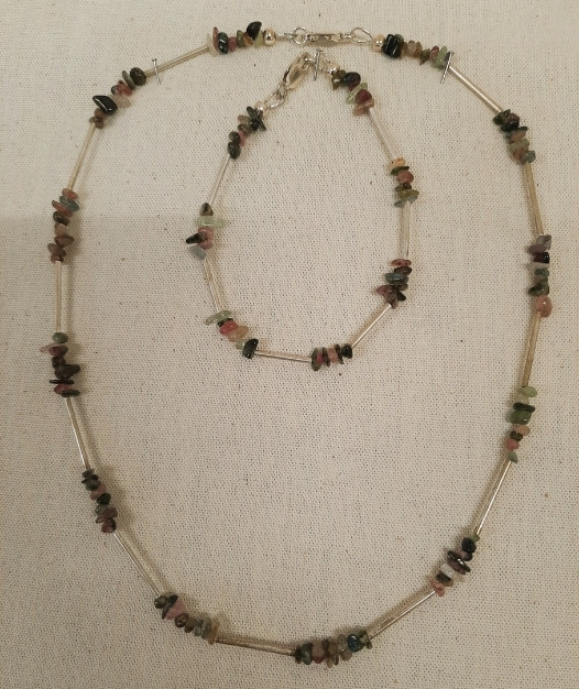 zilveren buisjes met Tourmalijn kraaltjes