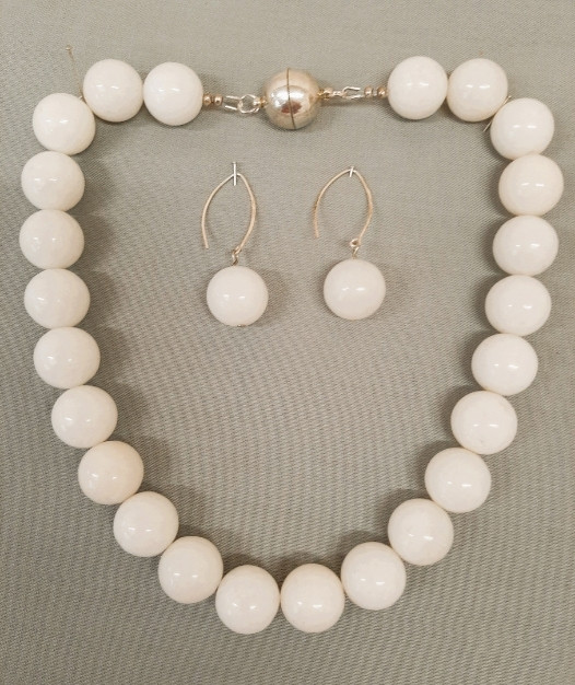 ketting en oorbellen van witte howliet kralen 