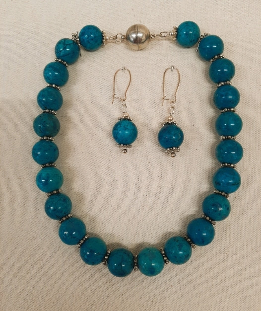 ketting en oorbellen van howliet kralen