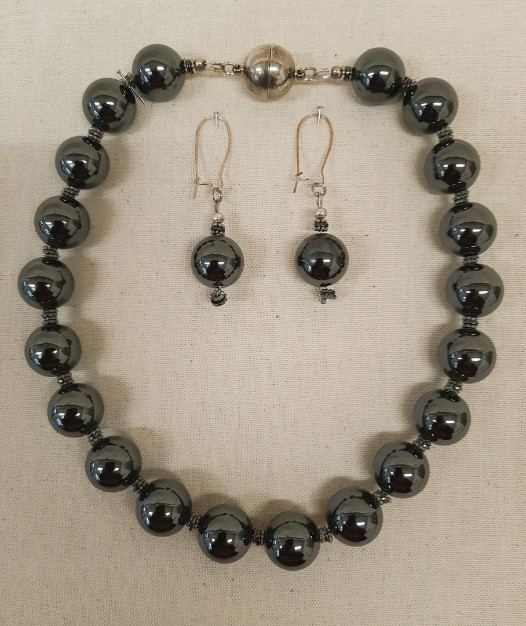 ketting en oorbellen van hematiet kralen