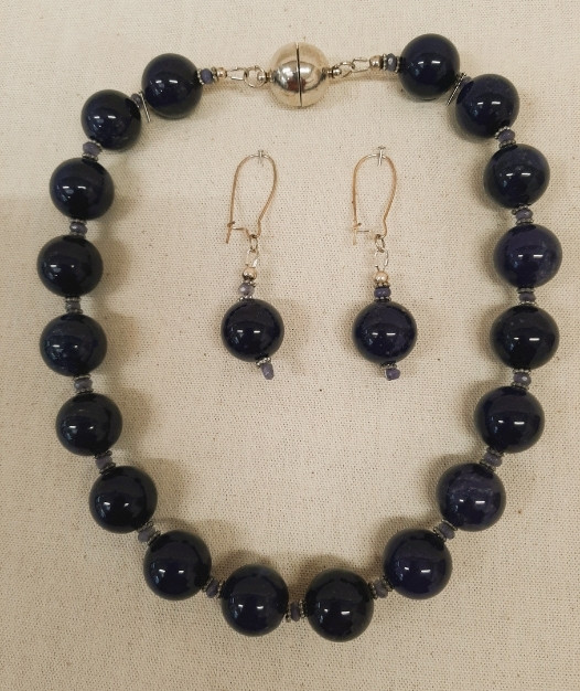 ketting en oorbellen van blauwe howliet kralen