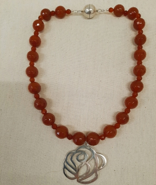 ketting van Carneool kralen met een zilveren roos