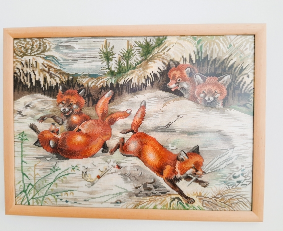 geborduurd schilderij met vosjes