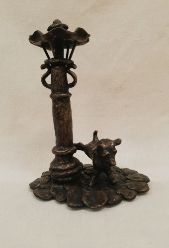 plasje plegen hondje in brons